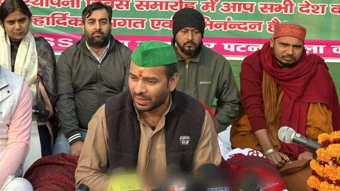Tej Pratap Yadav बोले- बंगाल में साधुओं की पिटाई के लिए केंद्र सरकार जिम्मेदार। फोटो- @TejYadav14