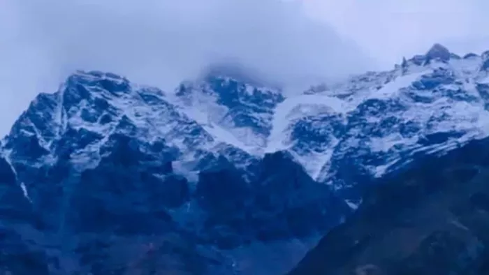 जम्मू-कश्मीर में बढ़ रही कड़ाके की ठंड, रात में लुढ़का पारा।