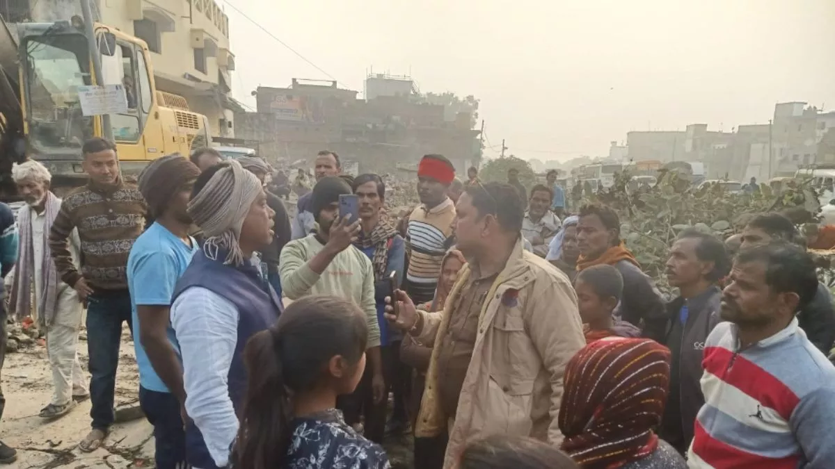 IPS के आदेश पर एक साथ सड़क पर उतरी 28 थानों की फोर्स, भारी विरोध के बीच ढहाए गए दर्जनों मकान; 18 गिरफ्तार