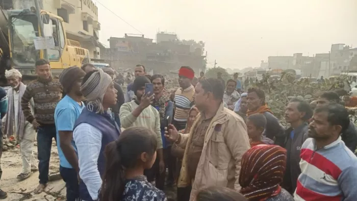 लोगों को समझाती पुलिस (फोटो - जागरण)