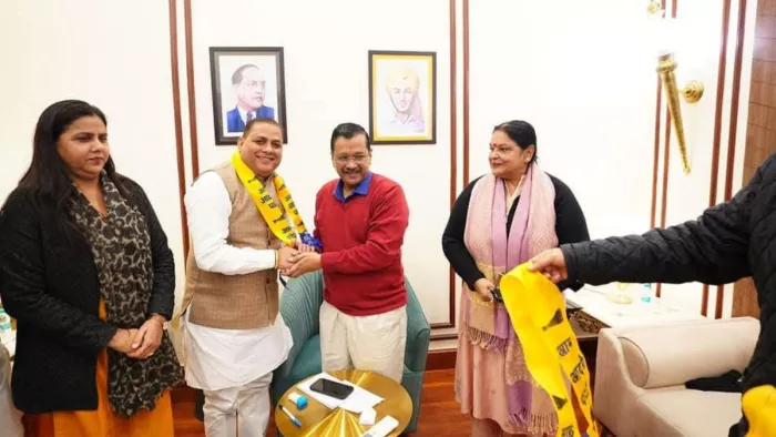 रेखा चौहान को आम आदमी पार्टी ज्वाइन कराते आप संयोजक अरविंद केजरीवाल। फोटो- सोशल मीडिया
