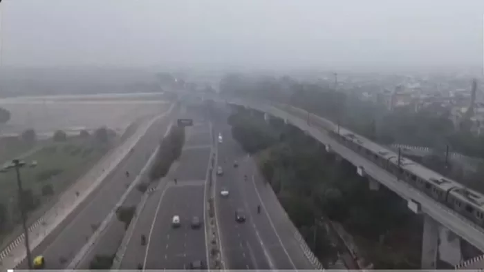 दिल्ली-एनसीआर में कोहरे के कारण ट्रेनें और उड़ानें प्रभावित हो रही हैं। फोटो - सोशल मीडिया