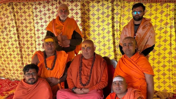 संन्यास लेने वाले युवाओं के साथ स्वामी जीतेंद्रानंद सरस्वती। सौ. शिविर प्रबंधन