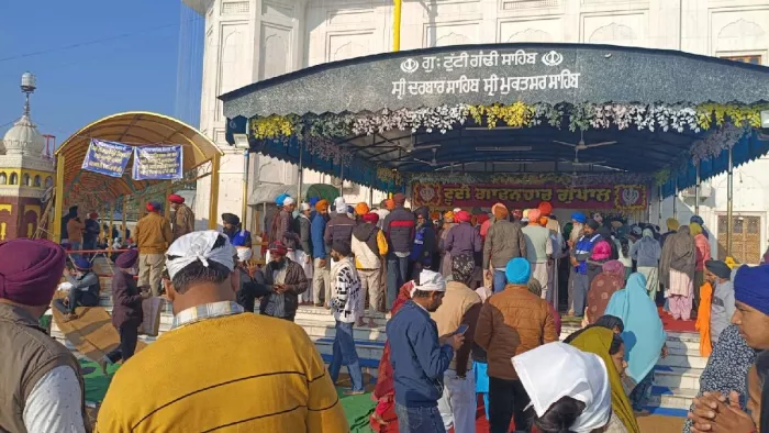 गुरुद्वारा श्री दरबार साहिब में दर्शन के लिए पहुंचे लाखों श्रद्धालु