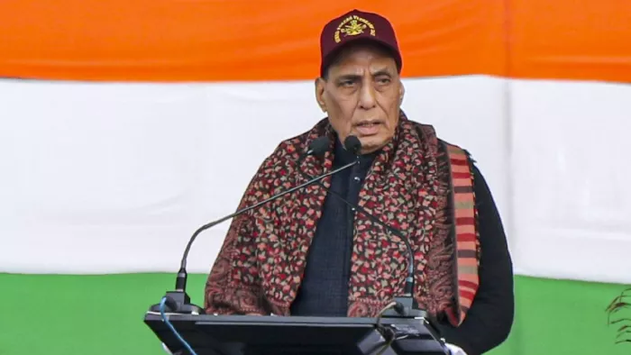 राजनाथ सिंह मंगलवार जम्मू जिले के अखनूर में सशस्त्र बल वयोवृद्ध दिवस समारोह के दौरान बोलते हैं। (पीटीआई फोटो)