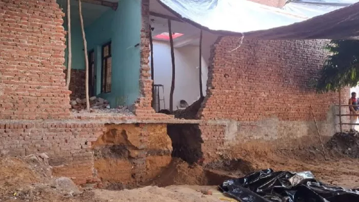 Sambhal News: चंदौसी लक्ष्मणगंज स्थित बावड़ी पर किए गए अतिक्रमण वाले मकान को तोड़ा गया। जागरण