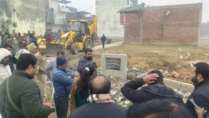 Sambhal News: सती मठ की जमीन पर बुलडोजर चलाकर जमीन काे कब्जा मुक्त कराया। जागरण।