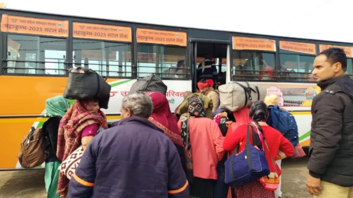 प्रयागराज में महाकुंभ को लेकर शुरू की शटल बस सेवा।