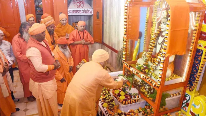 मुख्यमंत्री योगी ने चढ़ाई बाबा गोरखनाथ को खिचड़ी, की मंगलकामना
