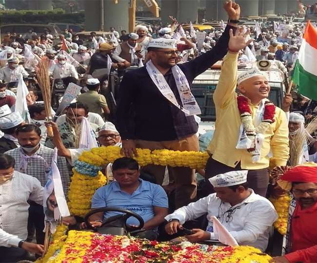 सूरत में मनीष सिसोदिया के रोड शो में उमड़ा जनसैलाब। फाइल फोटो