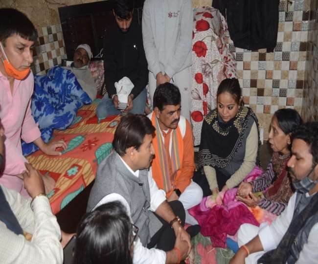 मंगोलपुरी में रिंकू शर्मा के परिजनों से मिलने पहुंचे सांसद मनोज तिवारी।
