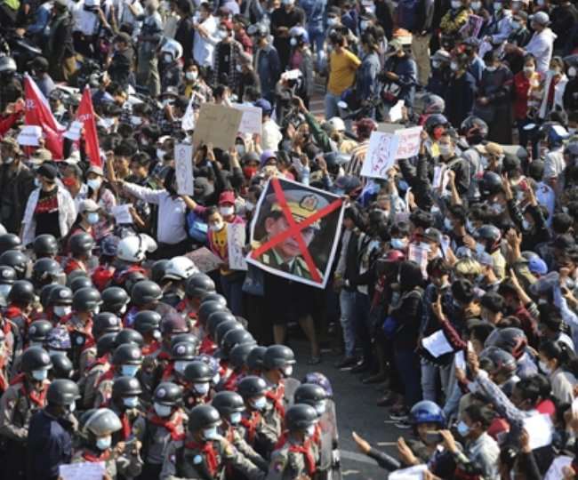 म्यांमार में सेना ने नागरिकों की स्वतंत्रता से संबंधित तीन मौलिक कानूनों को निलंबित कर दिया है।