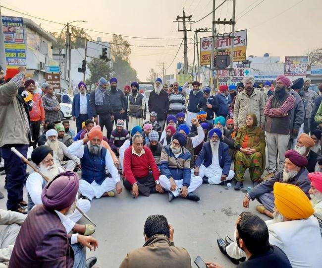 सुल्तानपुर लोधी में पोलिंग बूथ के पास पथराव और फायरिंग के बाद धरना देते अकाली वर्कर्स। (जागरण)