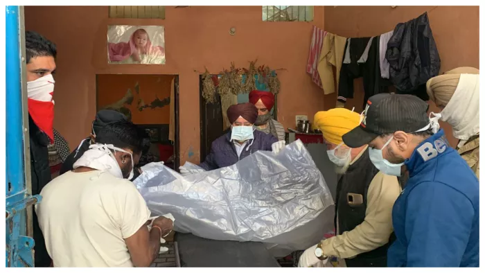 तीन दिन से पति रह रहा था पत्नी के शव के साथ, हत्या या आत्महत्या बना हुआ है रहस्य