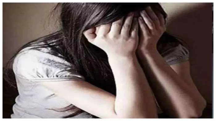 घर में घुस की महिला के साथ अश्लील हरकतें
