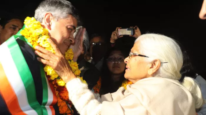 भारतीय नौसेना के पूर्व कैप्टन सौरभ वशिष्ठ मंगलवार को देहरादून के टर्नर रोड क्षेत्र में अपने घर पहुंचे