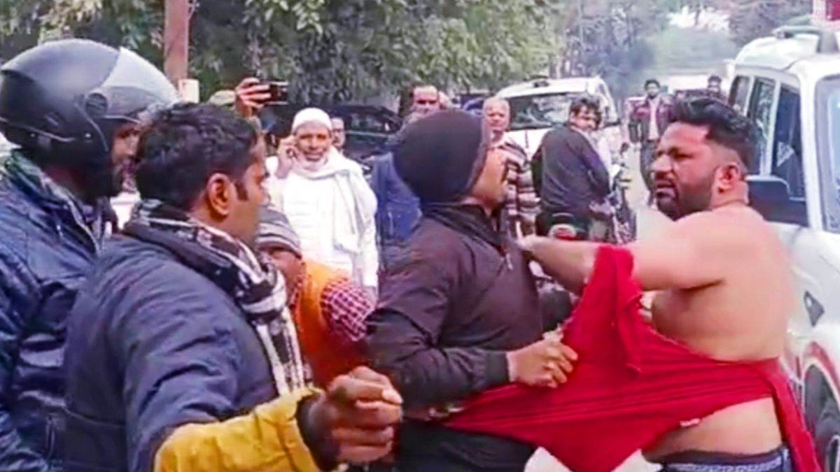 https://www.jagranimages.com/images/newimg/14022024/14_02_2024-beaten_man_in_moradabad_news_23652853.jpg