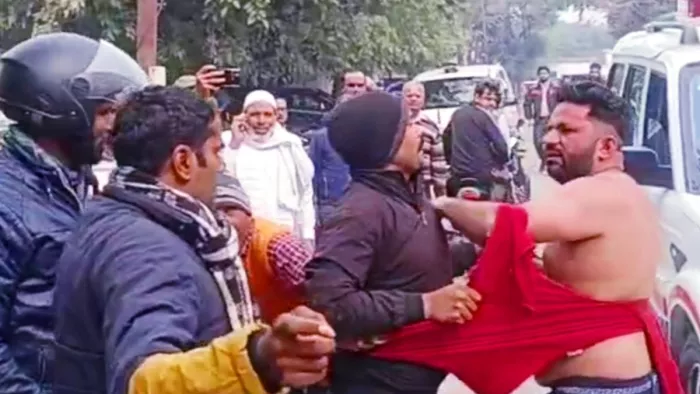 एसएसपी कार्यालय के बाहर प्रेमी को पीटा,पुलिस कर्मियों ने बचाया