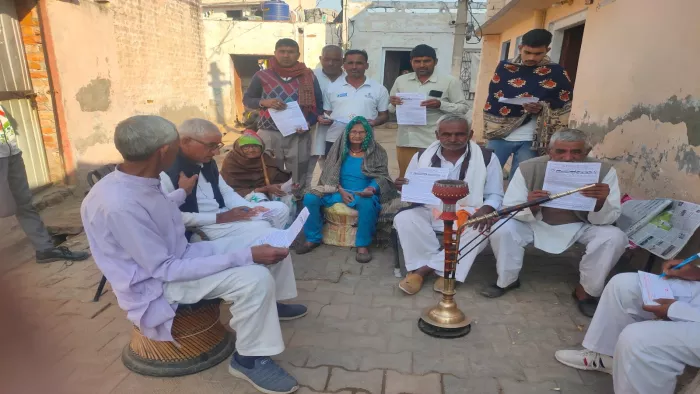 Farmers Protest News: भारत ग्रामीण बंद को लेकर ग्रामीणों को जागरूक करते किसान नेता।