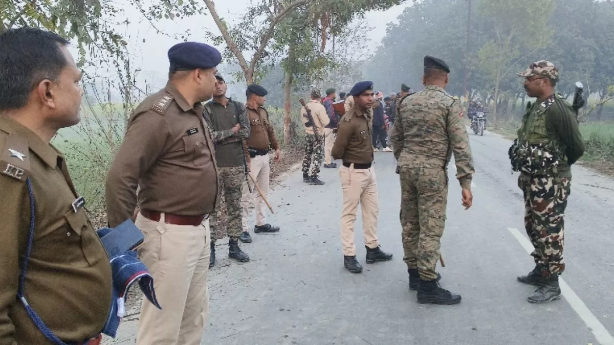 Muzaffarpur News: सड़क किनारे खेल रहे मासूम की हाइवा से कुचलकर मौत, आक्रोशित ग्रामीणों ने पुलिस वाहन को किया आग के हवाले