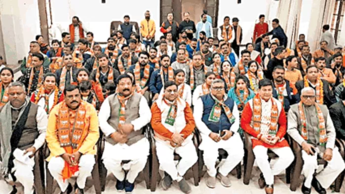 पूर्व पार्षदों ने की घर वापसी, 235 ने थामा भाजपा का दामन