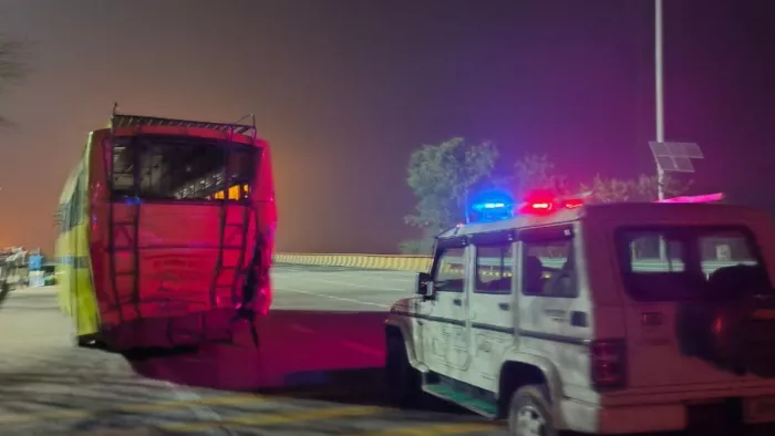 अयोध्या से श्रद्धालुओं को लेकर आ रही बस में यमुना एक्सप्रेसवे पर ट्रोला ने मारी टक्कर, 12 लोग घायल