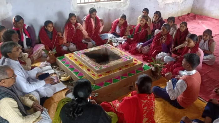 बसंत पंचमी के अवसर पर मणियां गांव स्थित दयानंद आर्य हाई स्कूल में यज्ञोपवीत धारण करती छात्राएं। (जागरण फोटो)