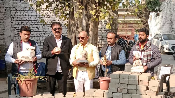 300 साल पुराना शंख, खंडित मूर्तियां और शिलालेख, सहारनपुर में कुएं की खुदाई में क्या-क्या मिला।
