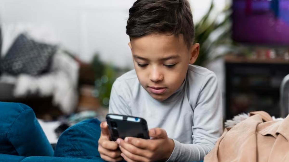 https://www.jagranimages.com/images/newimg/14022024/14_02_2024-kid_using_mobile_23653105.jpg