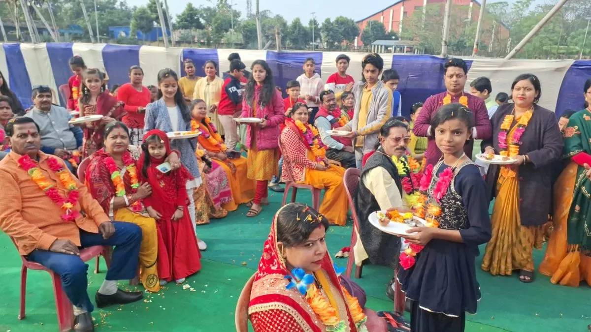 Bhagalpur News: माता-पिता की पूजा का दृश्य देख भावविभोर हो गए लोग, जागृत युवा समिति ने नौवीं बार आयोजित किया समारोह