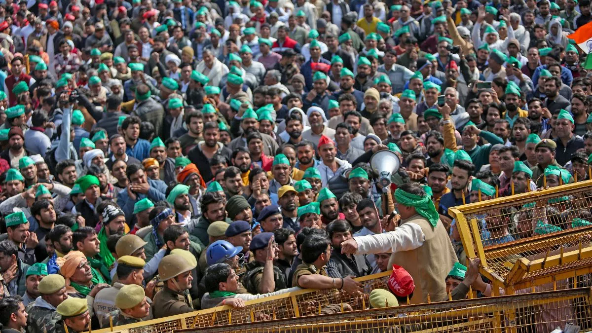 Farmers Protest: किसानों की पुलिस से धक्का-मुक्की, राजस्थान बॉर्डर सील; सिर्फ पैदल जाने वाले लोगों को दिया जा रहा है रास्ता