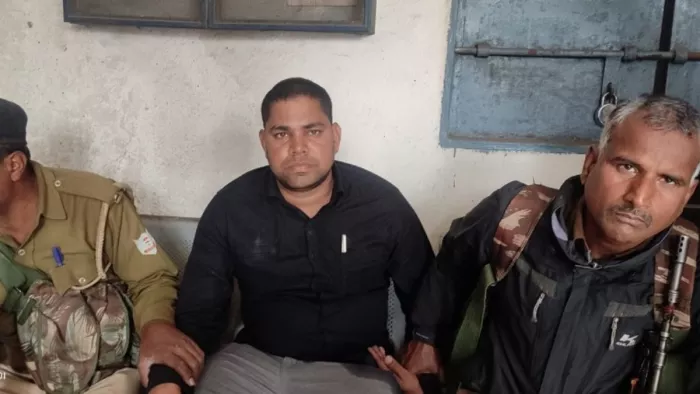 एसीबी टीम के साथ गिरफ्तार एसआई मनीष कुमार। (जागरण फोटो)