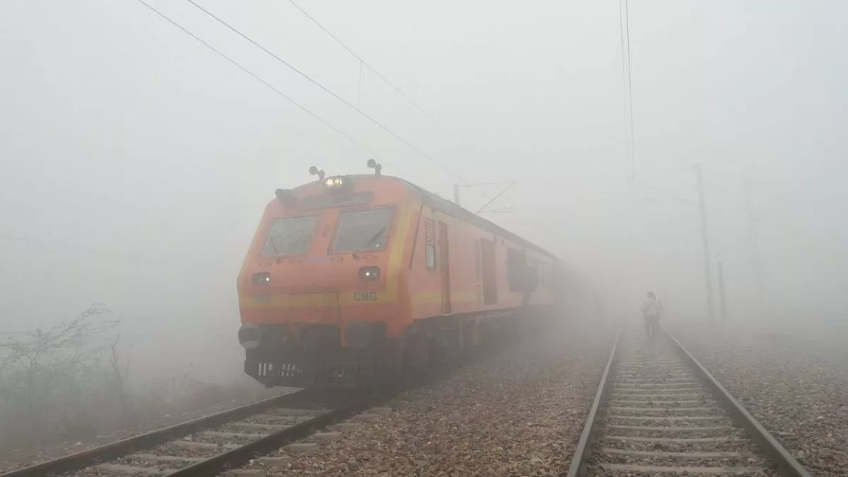 Indian Railways: 30 मिनट से एक घंटे की देरी से चल रही कई लोकल ट्रेनें, दैनिक यात्री परेशान
