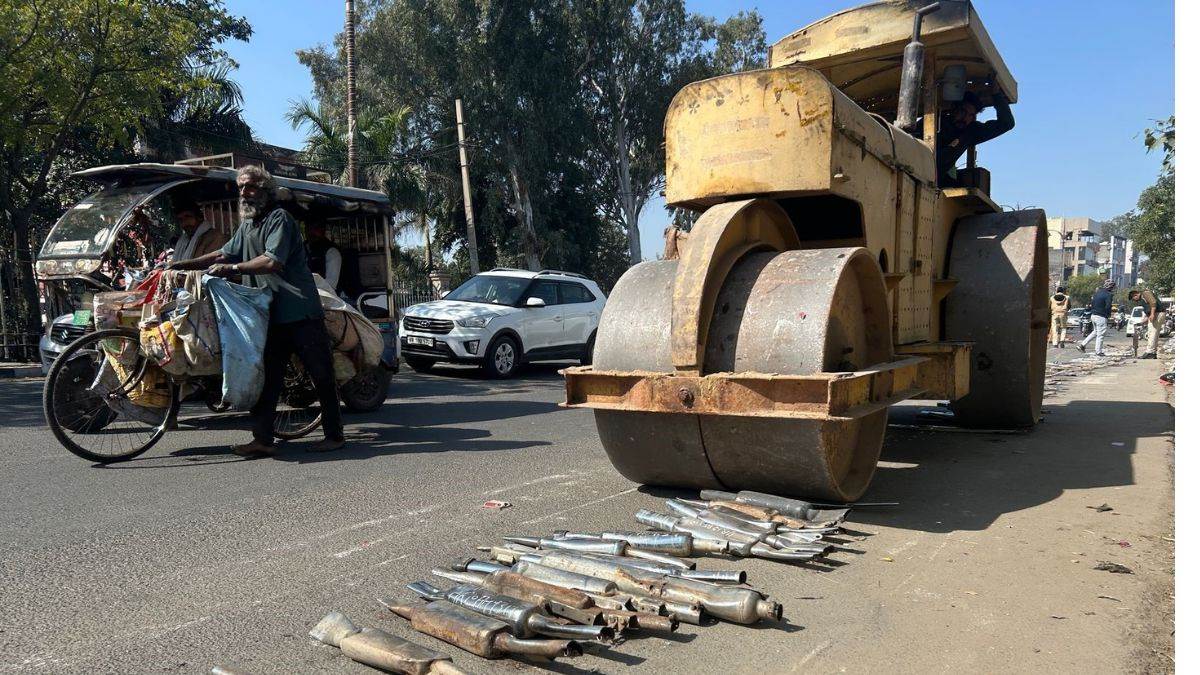 https://www.jagranimages.com/images/newimg/14022025/14_02_2025-bulldozer_23884477_191045179.jpg