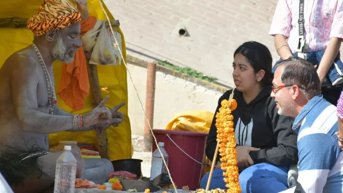 नागा साधु से आशीर्वाद लेते श्रद्धालु। -नवनीत रत्न पाठक