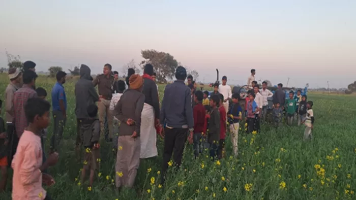 खेत में दौड़ने लगे बालू लदे ट्रैक्टर (जागरण)