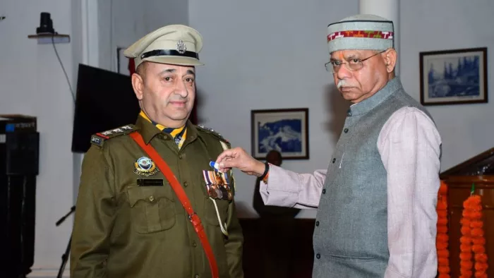 इंस्पेक्टर सुदेश कुमार को विशिष्ट सेवा के लिए प्रदत्त राष्ट्रपति पुलिस पदक से सम्मानित करते उपराज्यपाल।
