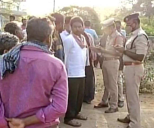 हादसे में घायल हुए 6 अन्य लोगों को सरकारी अस्पताल में भर्ती करवाया गया है।