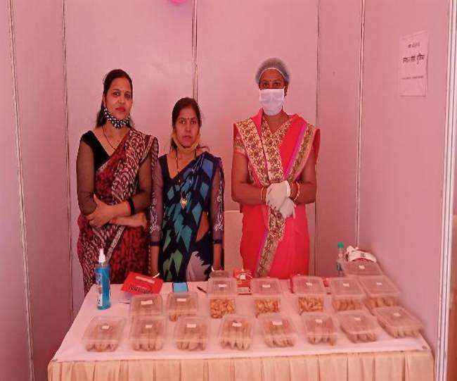 महिलाओं ने क्षेत्र के कुछ मिठाई दुकानदारों के साथ खुद को टाइअप कर लिया है।