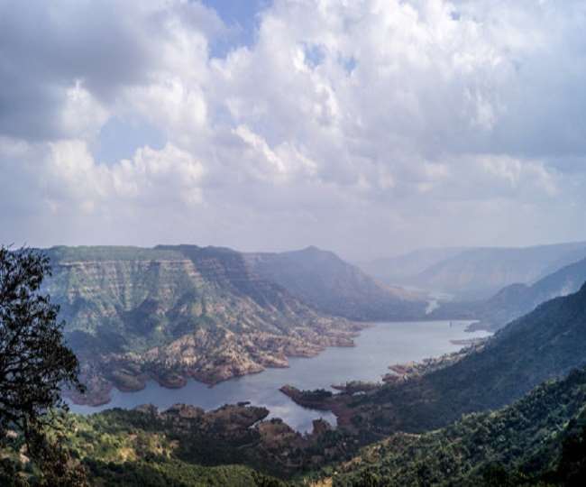 कर्नाटक के वेस्टर्न घाट में दांदेली स्थित है।