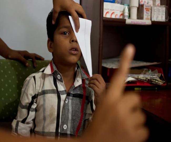 Dhanbad News स्वास्थ्य विभाग का आंख नहीं कर रहा काम, दिव्यांगों को