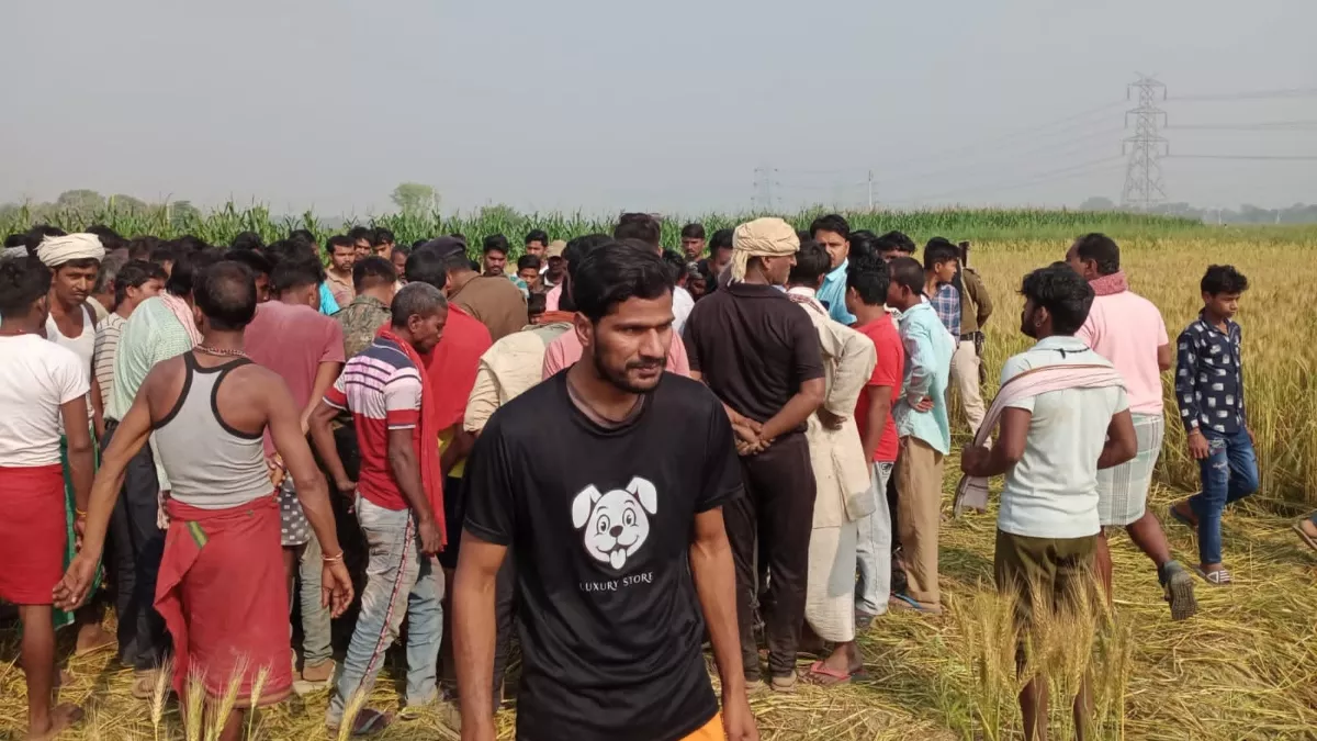 घटनास्थल पर शव देखने को जुटी भीड़। फोटो- जागरण