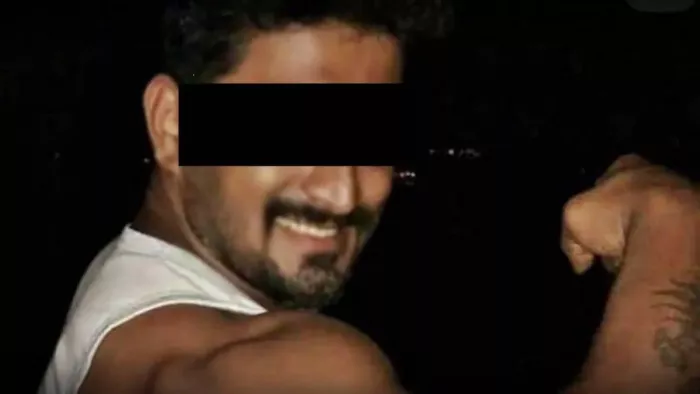पुलिस ने कहा कि आरोपी खूनी चाकू हाथ में लेकर घर से निकला और बाजार से चला गया।