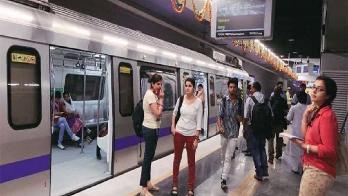 दिल्ली मेट्रो में इंस्टा रील्स, डांस वीडियो बनाने पर रोक, DMRC ने कहा- "पैसेंजर बनें, परेशानी नहींं"