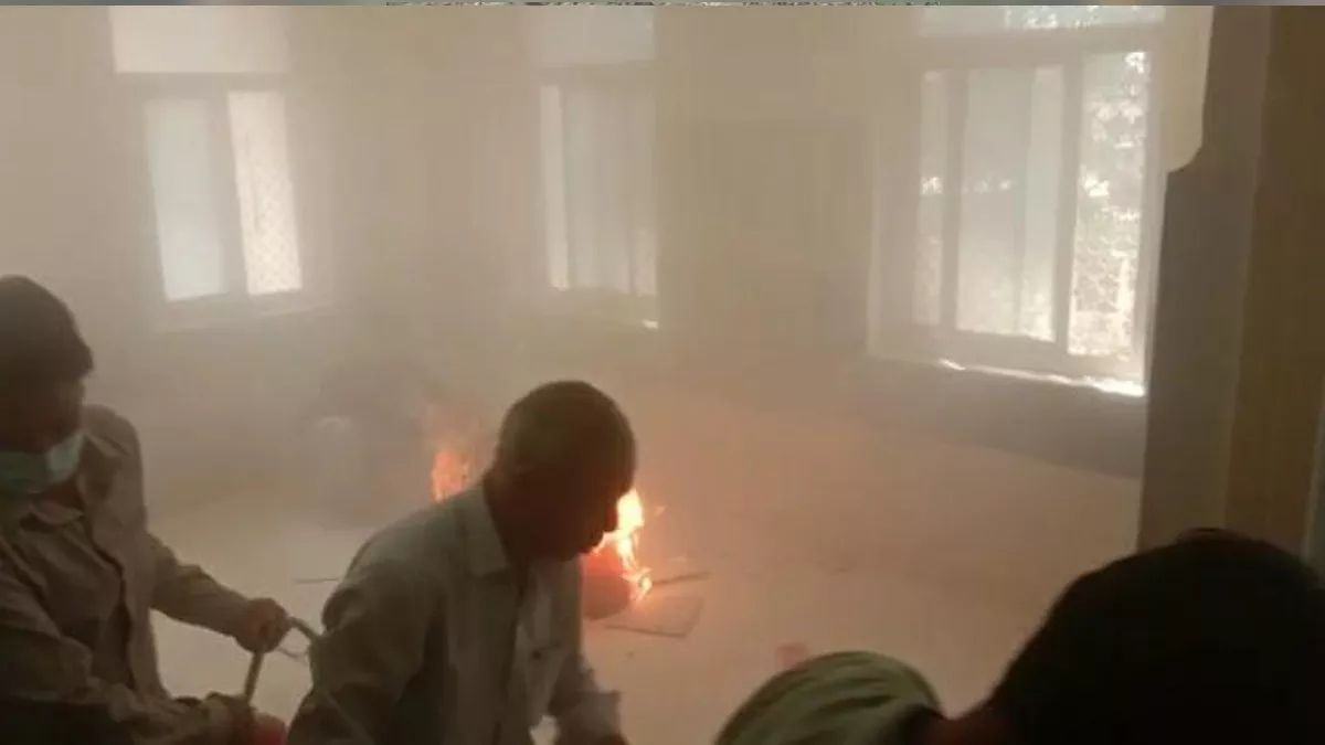 Auraiya News: 50 शैया मातृत्व एवं शिशु अस्पताल में लगी आग, अग्निशमन यंत्र नहीं आए काम, गीले कपड़े से पाया काबू