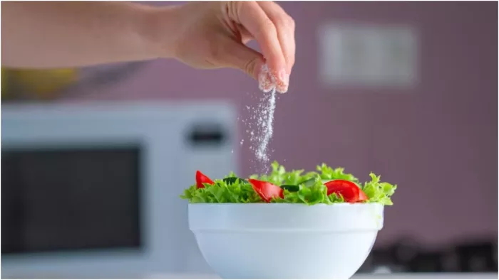 Salt Reduction Tips: सोडियम इंटेक पर WHO जता चुका है चिंता, इन टिप्स से करें नमक की आदत को कम