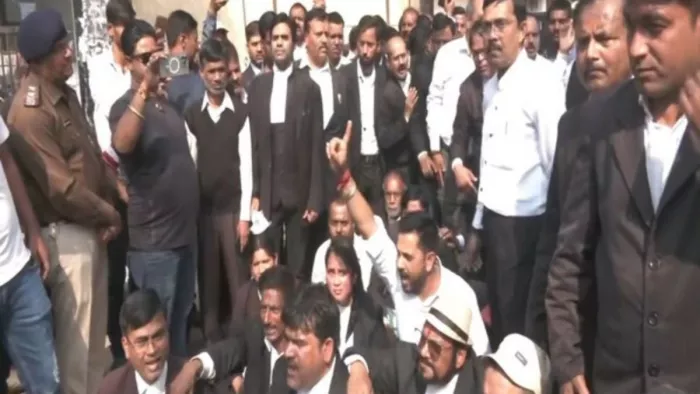 पटना में अधिवक्ता की मौत के बाद प्रदर्शन करते वकील (जागरण)