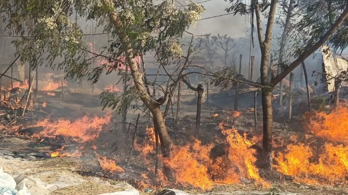 बिहार के सुपौल में लगी भीषण आग में 100 से अधिक घर जलकर राख, धू-धू कर जलता रहा एक KM में बसा विस्थापितों का आशियाना