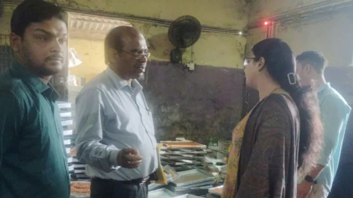 गीधा इंडस्ट्रियल एरिया के कारखाने में छापेमारी करती सदर एसडीओ रश्मि सिन्हा। (फोटो जागरण)