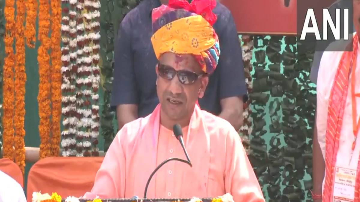 https://www.jagranimages.com/images/newimg/14032025/14_03_2025-cm_yogi_gorakhpur_holi_23899882.jpg